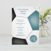 女子スポーツティール(緑がかった色)ブラックサッカー誕生日パーティー 招待状 (スタンド正面)