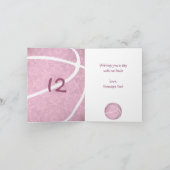 女子スポーツバスケットボールのダスティピンクハッピーバースデー カード (内部)