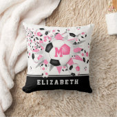 女子スポーツルームサッカーボールがピンク色の黒を出す クッション (ブランケット)