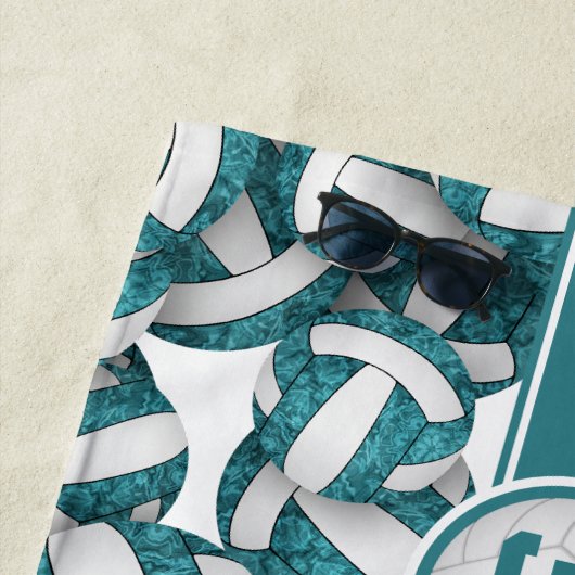 女子ティール(緑がかった色)ホワイトバレーボールのパタパーソナライズされたーン ビーチタオル (インサイチュ)