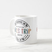 女子トリップで何が起こカスタムるか女子ウィークエンド コーヒーマグカップ (正面左)