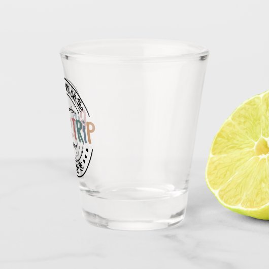 女子トリップで何が起こカスタムるか女子ウィークエンド ショットグラス (右)