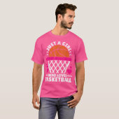 女子バスケットボールの選手でBaskを愛する女の子 Tシャツ (正面フル)
