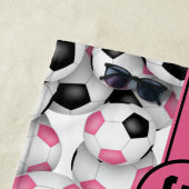 女子ピンクの白黒サッカーボールのパターン ビーチタオル (インサイチュ)