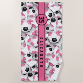 女子ピンクの白黒サッカーボールのパターン ビーチタオル (正面)