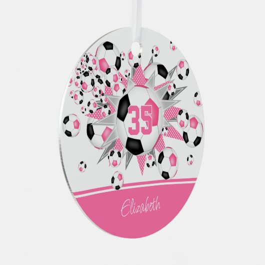 女子ピンクの黒いパーソナライズされたサッカーボール メタルオーナメント (正面右)