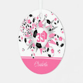 女子ピンクの黒いパーソナライズされたサッカーボール メタルオーナメント (正面左)