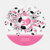 女子ピンクの黒いパーソナライズされたサッカーボール メタルオーナメント (裏面)