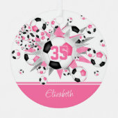 女子ピンクの黒いパーソナライズされたサッカーボール メタルオーナメント (正面)