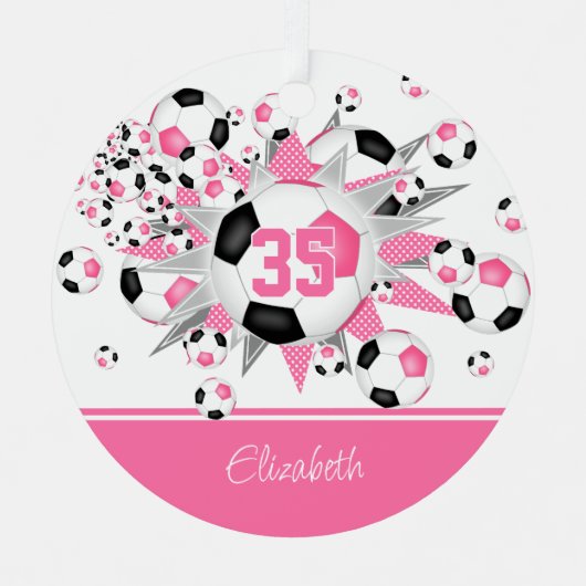 女子ピンクの黒いパーソナライズされたサッカーボール メタルオーナメント (正面)