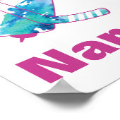 女子ピンクホッケーパーソナライズされたゴアリー水彩色 ポスター (角)