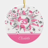 女子ピンク色のパーソナライズされたサッカーボール セラミックオーナメント (正面)