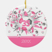 女子ピンク色のパーソナライズされたサッカーボール セラミックオーナメント (裏面)
