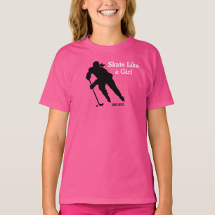 女子ホッケーピンクのようにスケートをする Tシャツ