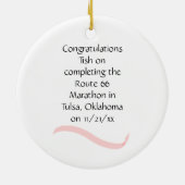 女子マラソンランナーオーナメントイン・ピンク セラミックオーナメント (裏面)