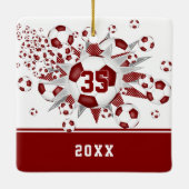 女子マルーンのサッカーボールが星をパーソナライズされた出す セラミックオーナメント (裏面)