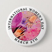 女子国際的の日8月ピンクアート 缶バッジ (正面)