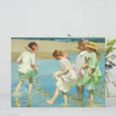 女子歩くインウォーター・バイ・ザ・シーショアビーチ カード (スタンド正面)