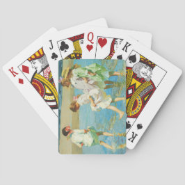 女子歩くインウォーター・バイ・ザ・シーショアビーチ トランプ