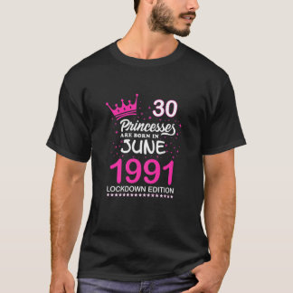 女子30歳の誕生日ピンクのプリンセスが生まれJに入っている Tシャツ