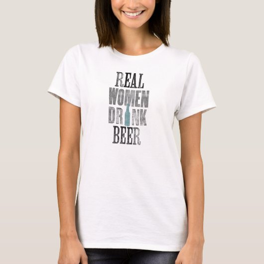 女実在人がビールシャツを飲む Tシャツ (正面)