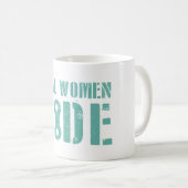 女実在性に乗る コーヒーマグカップ (正面右)