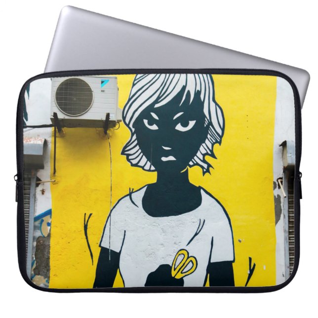 女怒絵画の通り壁画 ラップトップスリーブ (正面)
