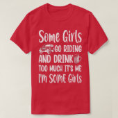 女性いくつかの女の子の乗馬や飲み過ぎるおもしろい Tシャツ (デザイン正面)