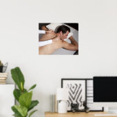 女性から背中のマッサージを受けている男性 ポスター (ホームオフィス)