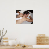 女性から背中のマッサージを受けている男性 ポスター (キッチン)