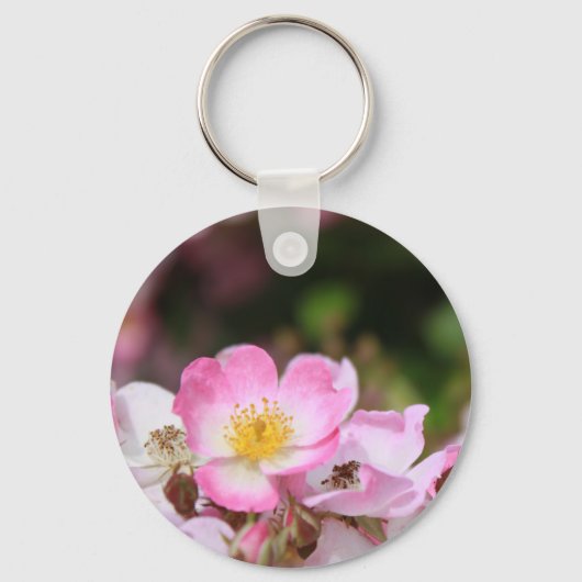 女性かわいらし向けピンクの野生バラ花 キーホルダー (正面)
