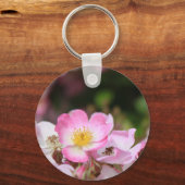 女性かわいらし向けピンクの野生バラ花 キーホルダー (正面)