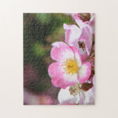 女性かわいらし向けピンクの野生バラ花 ジグソーパズル (縦)