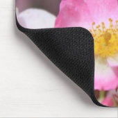 女性かわいらし向けピンクの野生バラ花 マウスパッド (コーナー)