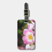 女性かわいらし向けピンクの野生バラ花 ラゲッジタグ (正面縦)