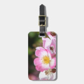 女性かわいらし向けピンクの野生バラ花 ラゲッジタグ (正面縦)