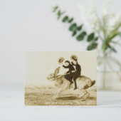 女性がウサギに乗るファンタジーヴィンテージ ポストカード (スタンド正面)