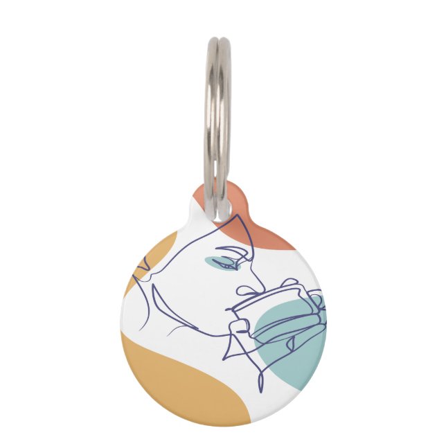 女性がコーヒーを飲むラインアートスケッチのポスター ペット　ネームタグ (正面)