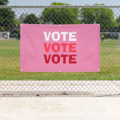 女性がピンクの政治選挙運動を投票 横断幕 (インサイチュ)