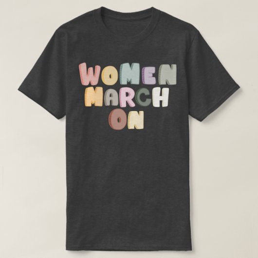 女性がフェミニズムに力を与える平等な言葉の色を行進 Tシャツ (デザイン正面)