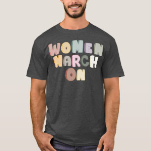 女性がフェミニズムに力を与える平等な言葉の色を行進 Tシャツ