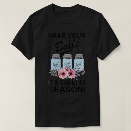 女性がボールを掴む缶詰シーズンおもしろいG Tシャツ (デザイン正面)