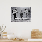 女性がワイン、白黒ヴィンテージを飲む ポスター (キッチン)