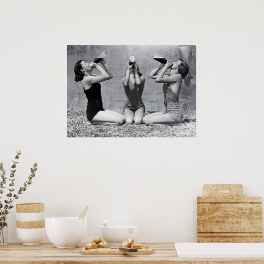 女性がワイン、白黒ヴィンテージを飲む ポスター (キッチン)