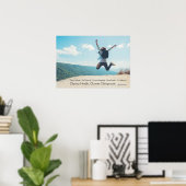 女性が丘の上でジャンプカイロプラクティックポスター ポスター (ホームオフィス)