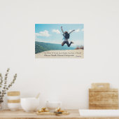 女性が丘の上でジャンプカイロプラクティックポスター ポスター (キッチン)