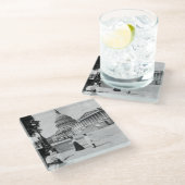 女性が付いている国会議事堂の建物の外面 ガラスコースター (アングル)