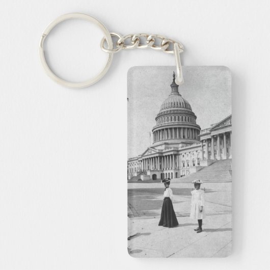 女性が付いている国会議事堂の建物の外面 キーホルダー (正面)