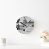 女性が付いている国会議事堂の建物の外面 ラウンド壁時計 (ホーム)