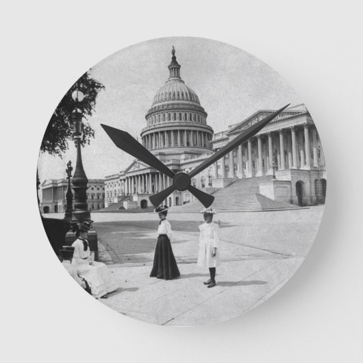 女性が付いている国会議事堂の建物の外面 ラウンド壁時計 (正面)